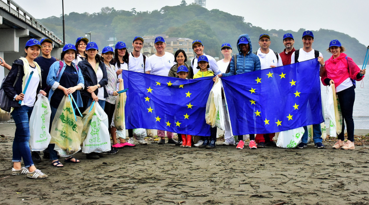 EU代表部、国際海岸クリーンアップデーに海岸清掃に参加