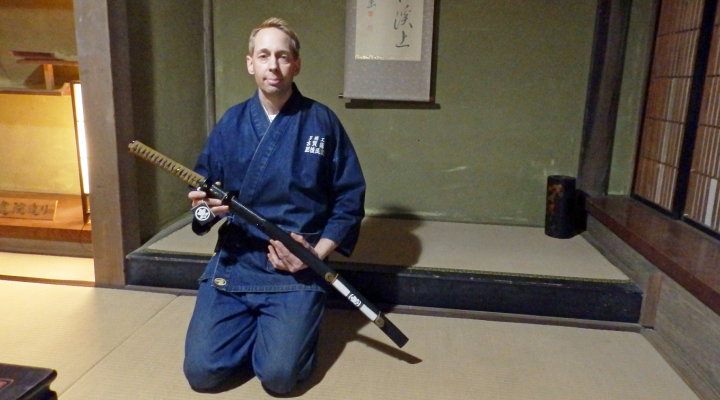 熊本で日本刀の伝統技法を守り抜くスウェーデンの刀拵職人